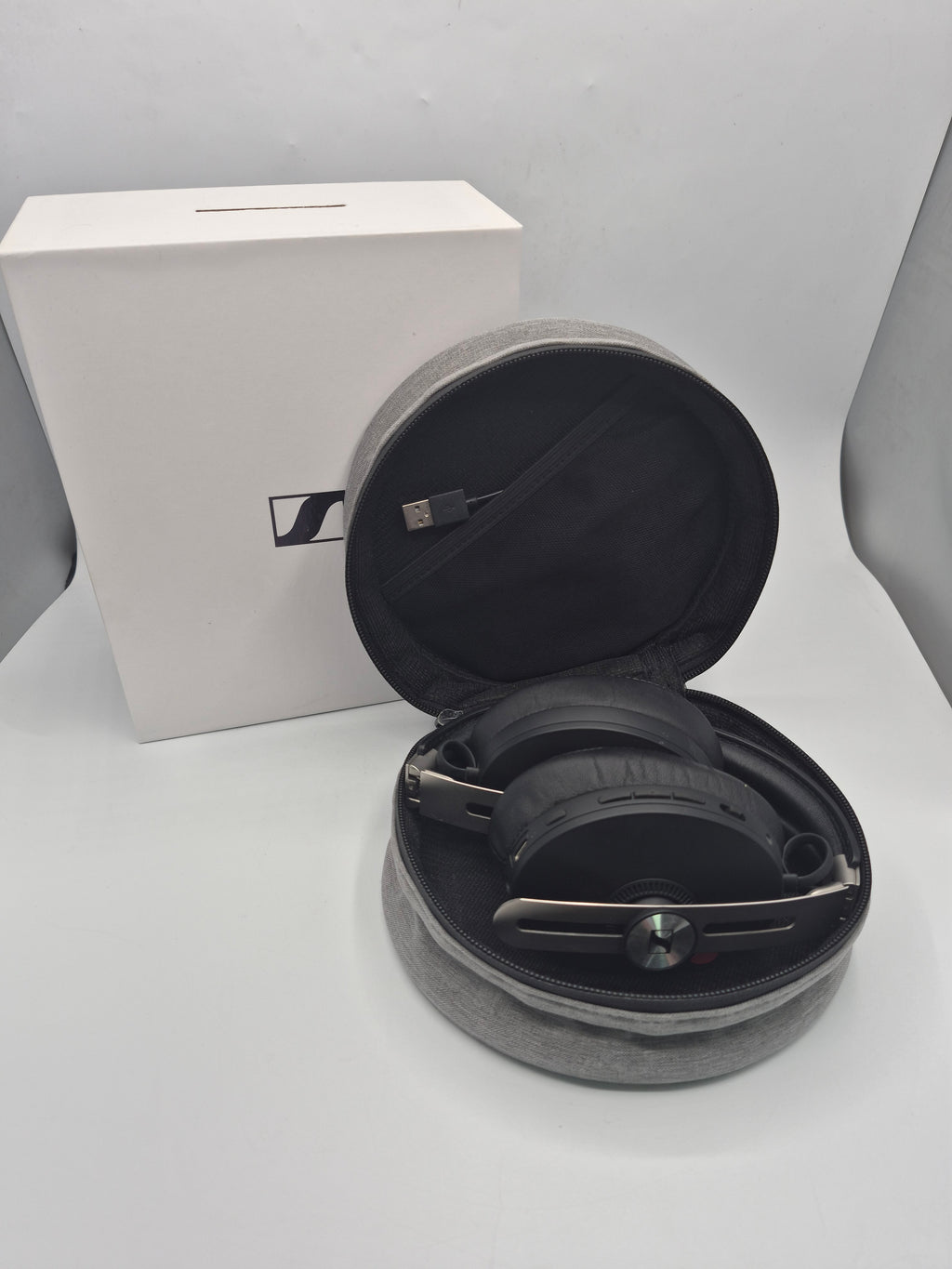 Sennheiser momentum 3 wireless headphones Black, Grade B