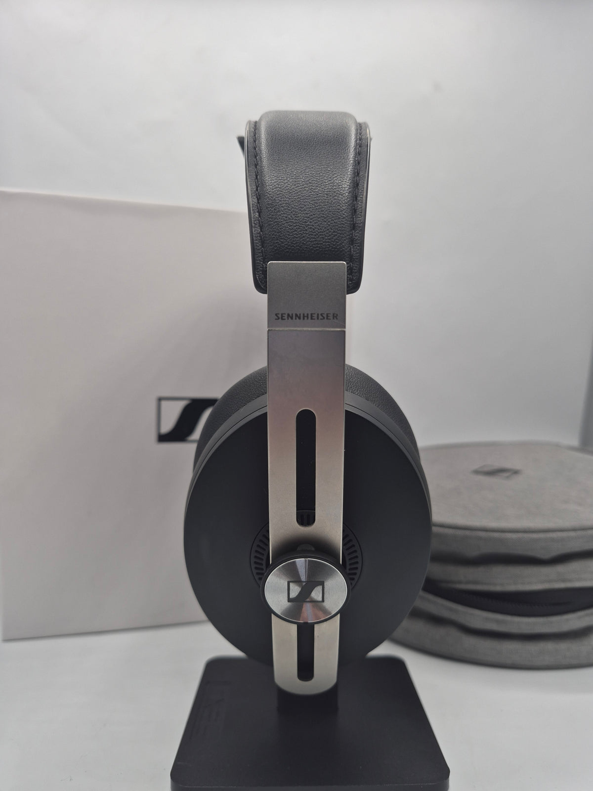 Sennheiser momentum 3 wireless headphones Black, Grade B