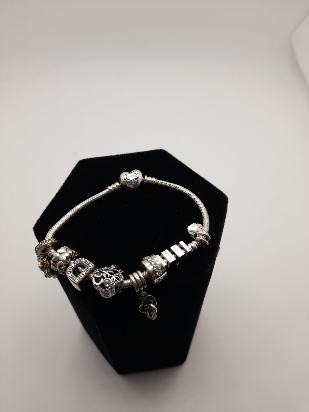 Pandora Charm Braclet With 8 Charms -Grade B