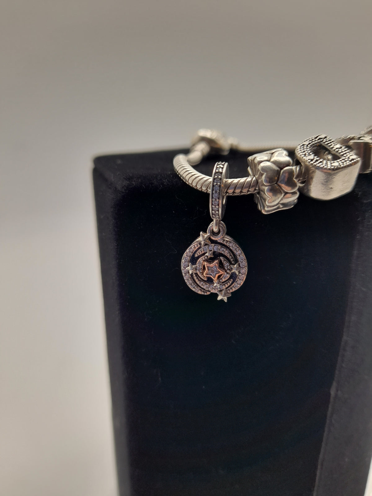 Pandora Charm Braclet With 8 Charms -Grade B
