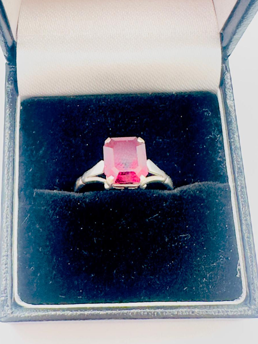 18ct, White Gold Ring, Red Stone, Size O, 3.67g