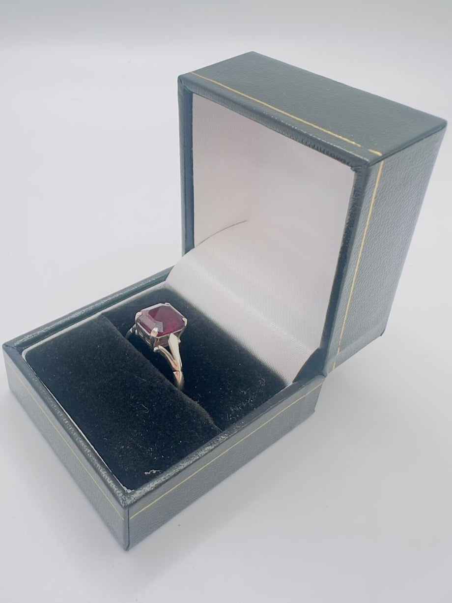 18ct, White Gold Ring, Red Stone, Size O, 3.67g