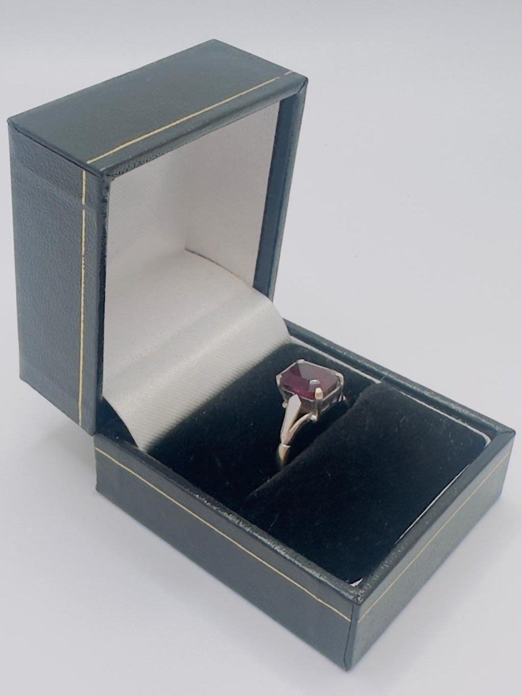 18ct, White Gold Ring, Red Stone, Size O, 3.67g