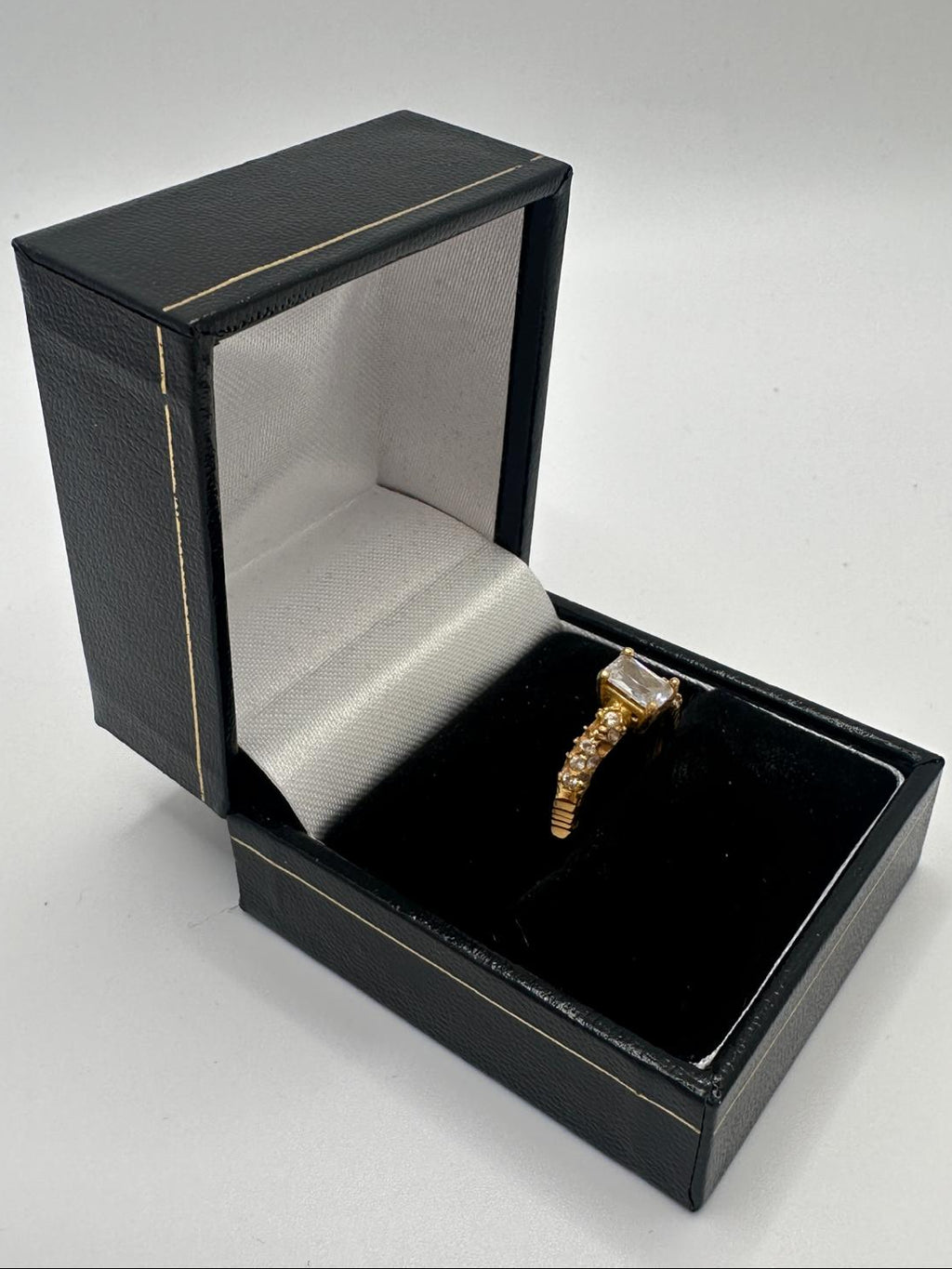 18ct, Gold Ring, With Stone, Size L, 3.48g
