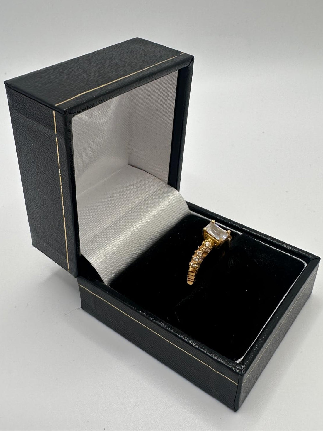 18ct, Gold Ring, With Stone, Size L, 3.48g