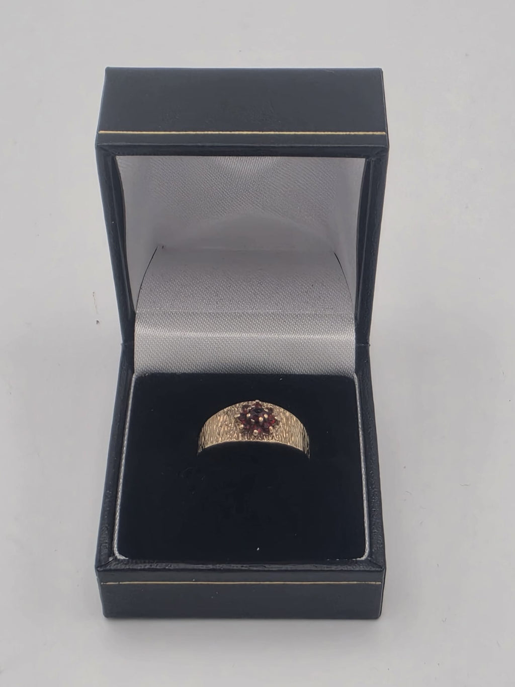 9ct Gold Cluster Ring, Size Q 1/2 2.9G