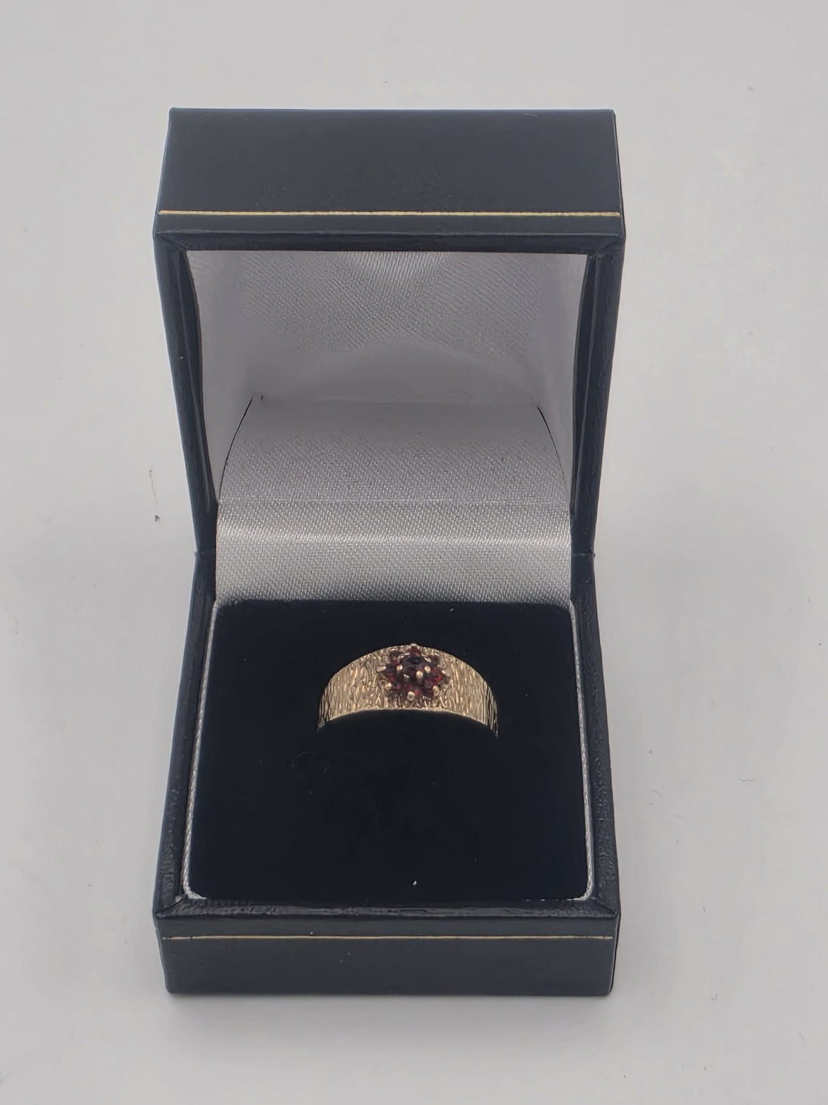 9ct Gold Cluster Ring, Size Q 1/2 2.9G