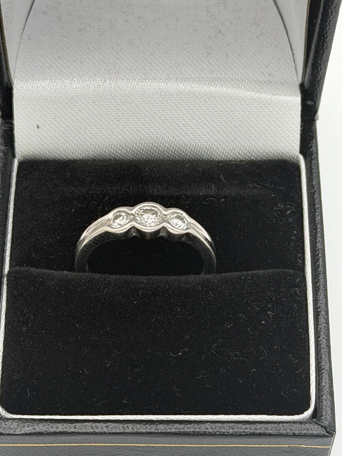 18ct White Gold Stone Set Ring, Size L, 2.90g
