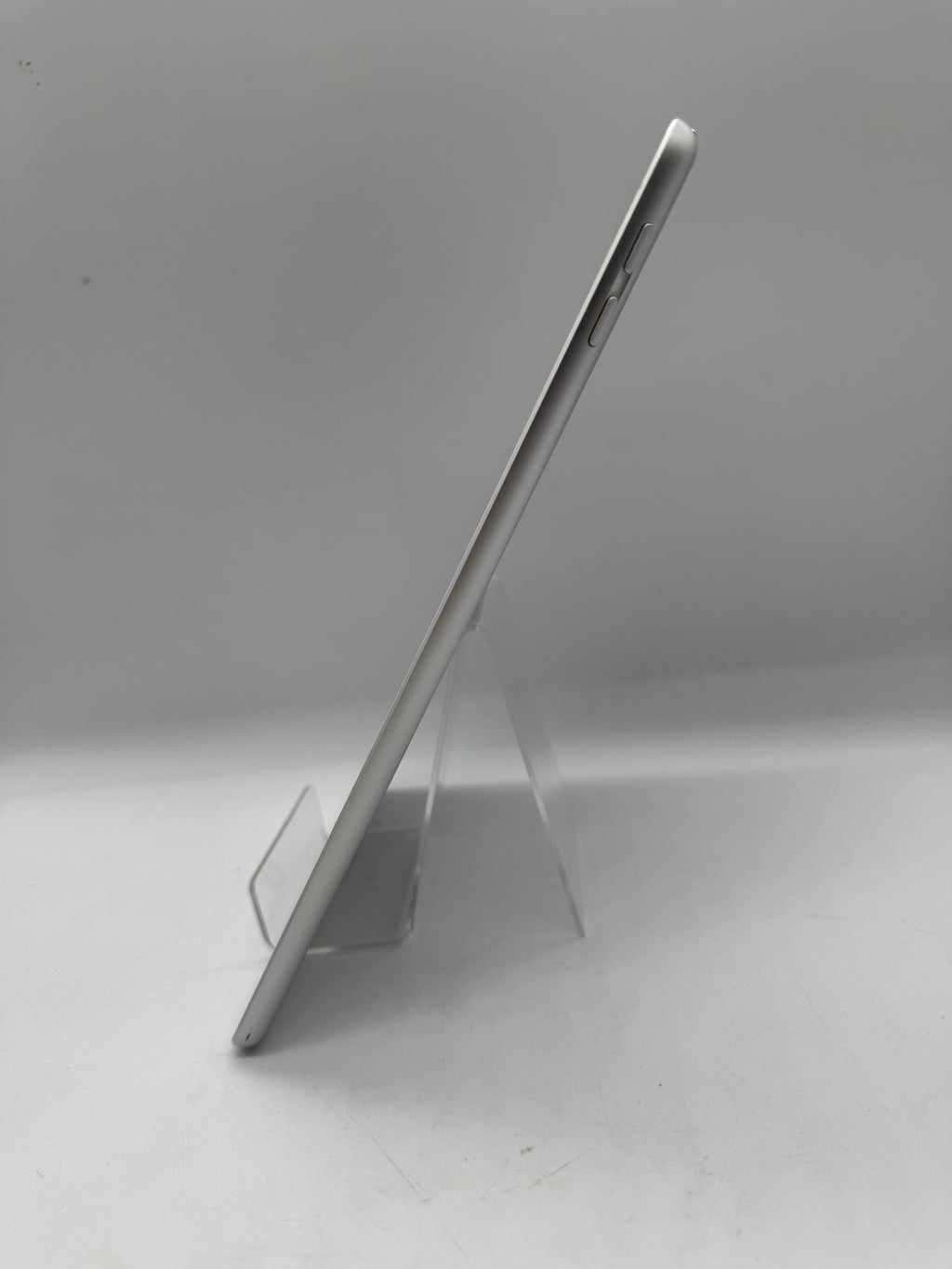 Apple iPad 6th Gen 32GB Silver, Grade C