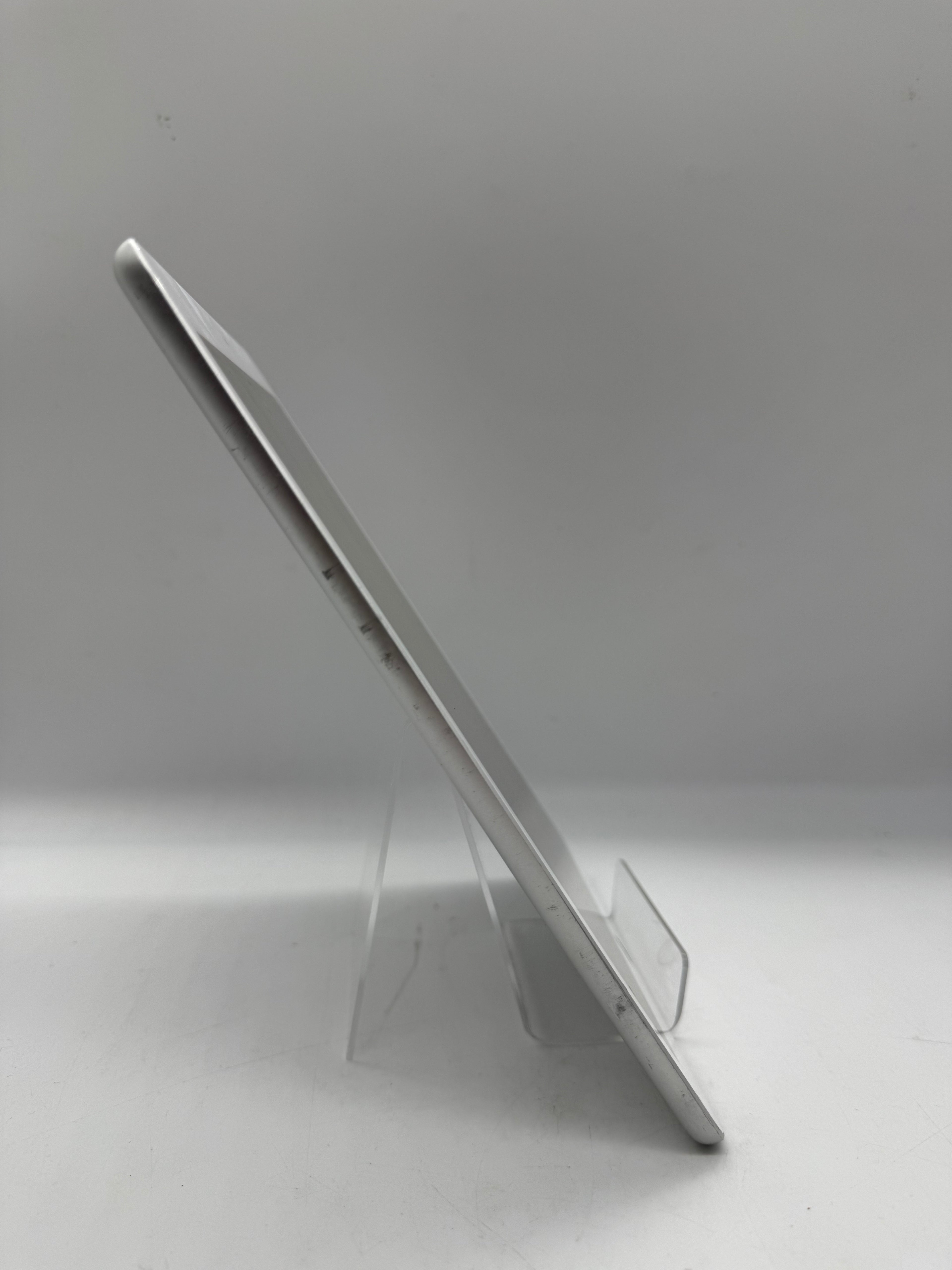Apple iPad 6th Gen 32GB Silver, Grade C