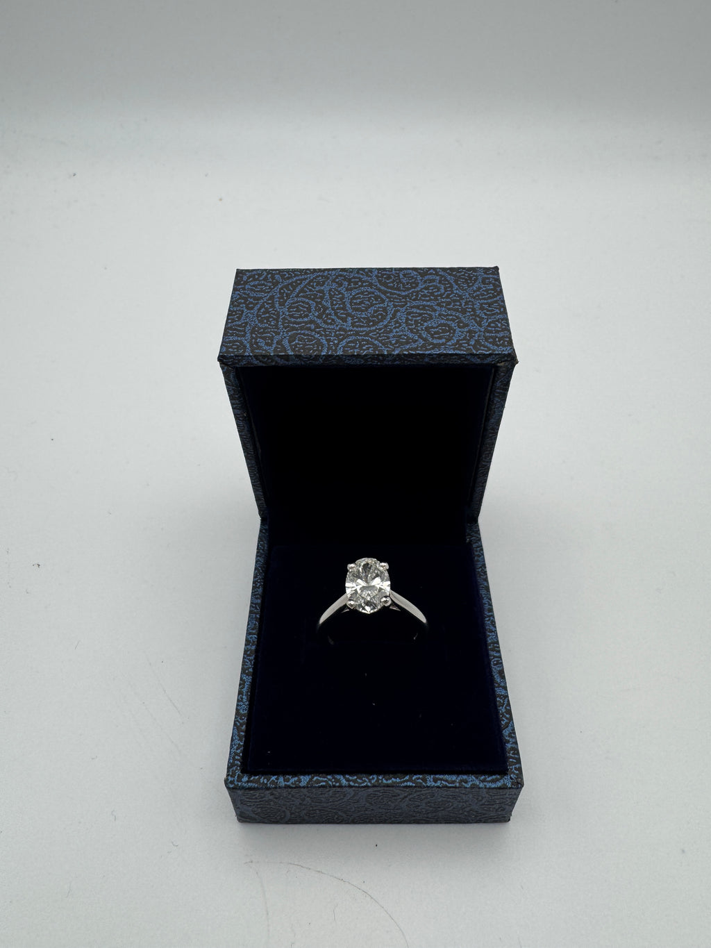 Platinum Ladies Ring With Oval Cut Lab Grown Diamond