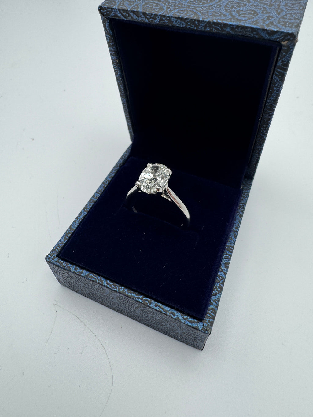 Platinum Ladies Ring With Oval Cut Lab Grown Diamond