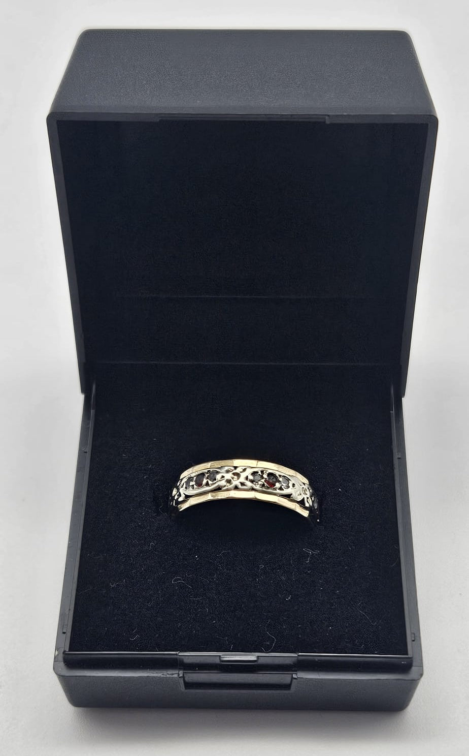 9ct Cubic Zirconia Band Ring, Size M, 2.69g