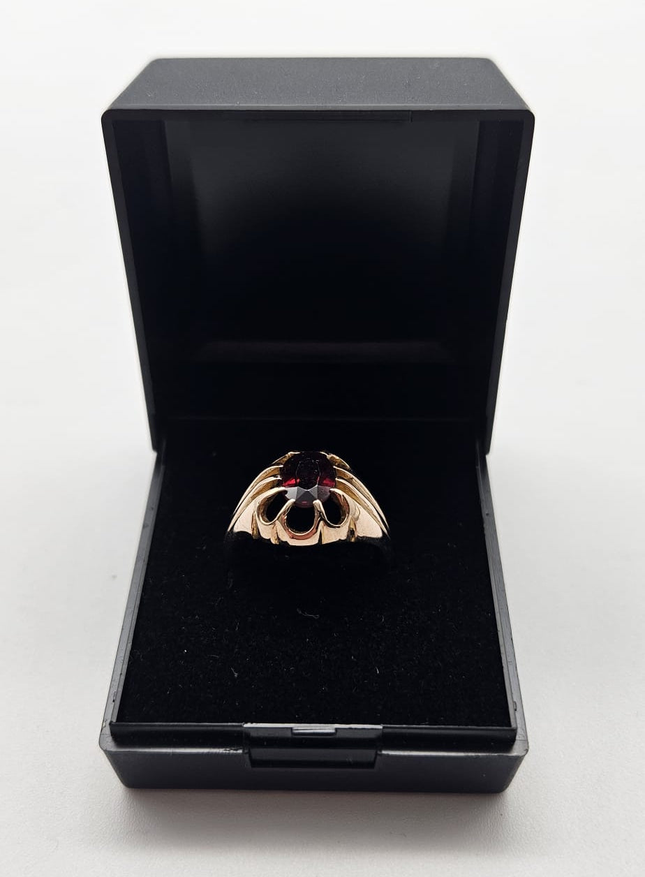 9ct Gold Ring, Set with Red Stone, Size O, 4.07g