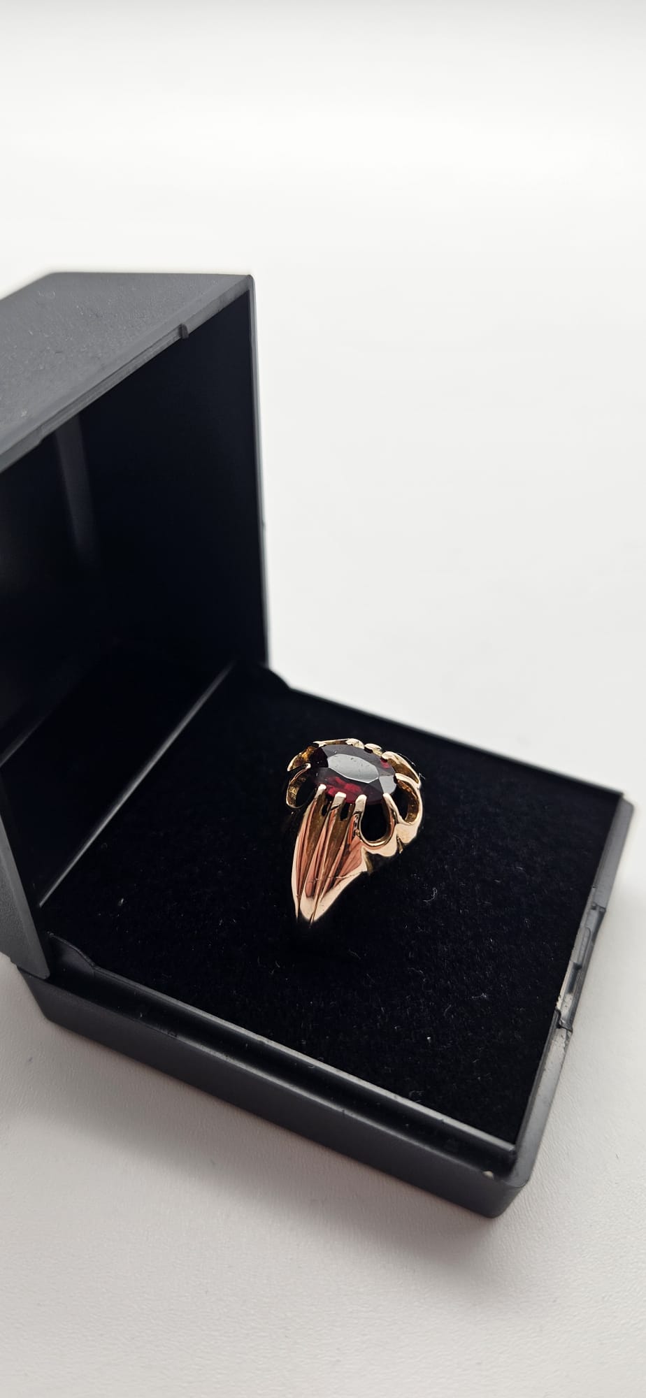 9ct Gold Ring, Set with Red Stone, Size O, 4.07g