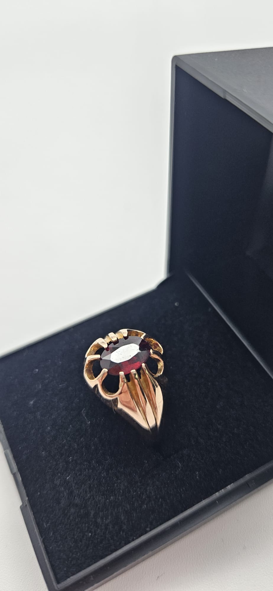 9ct Gold Ring, Set with Red Stone, Size O, 4.07g