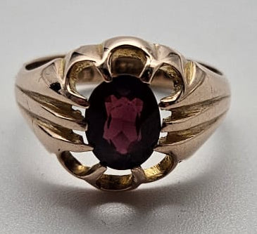 9ct Gold Ring, Set with Red Stone, Size O, 4.07g