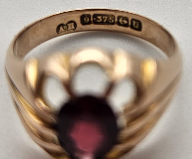 9ct Gold Ring, Set with Red Stone, Size O, 4.07g