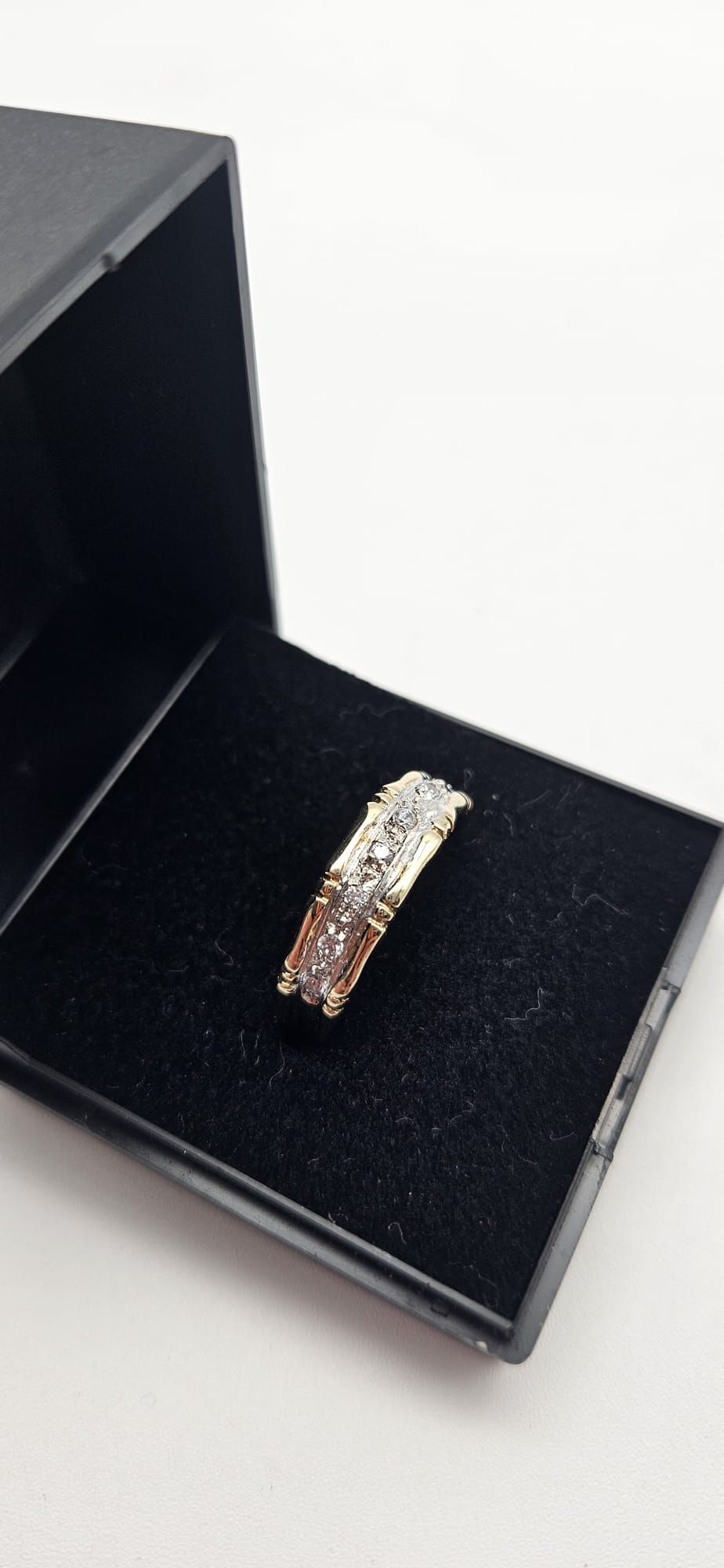 9ct Gold Band Set With CZ Stones, Size Q, 3.5g