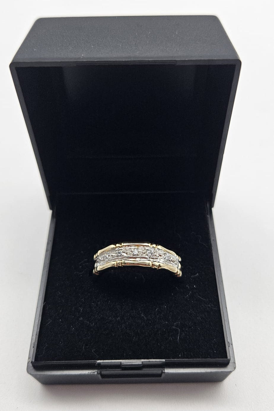 9ct Gold Band Set With CZ Stones, Size Q, 3.5g