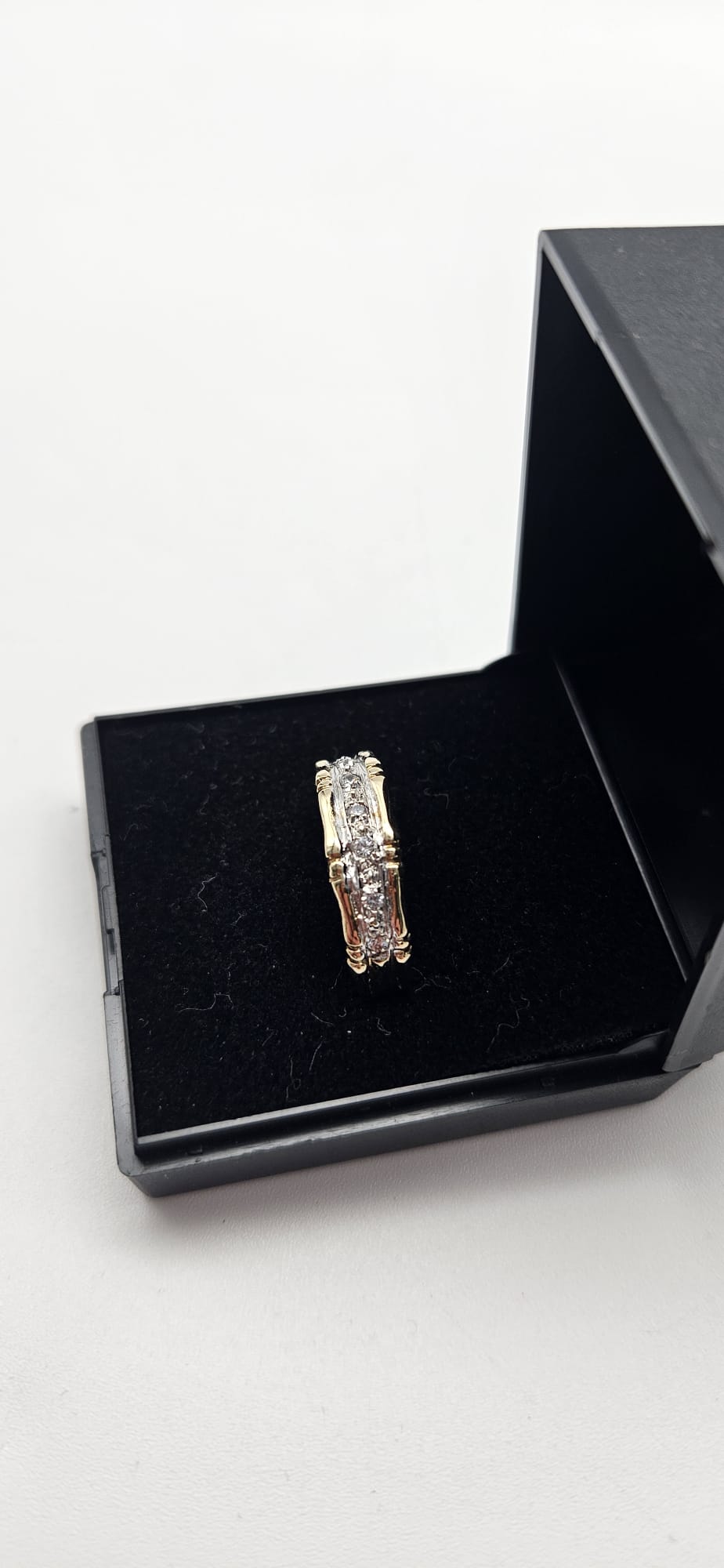 9ct Gold Band Set With CZ Stones, Size Q, 3.5g