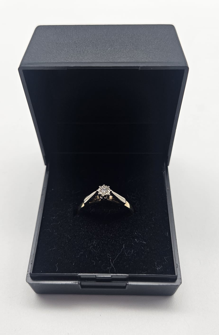 18ct Gold illusion Set Diamond Ring, Size L, 2.23g