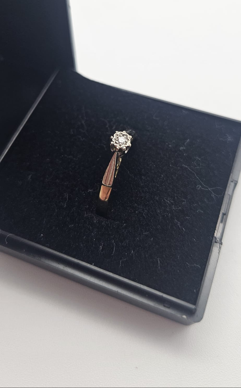 18ct Gold illusion Set Diamond Ring, Size L, 2.23g