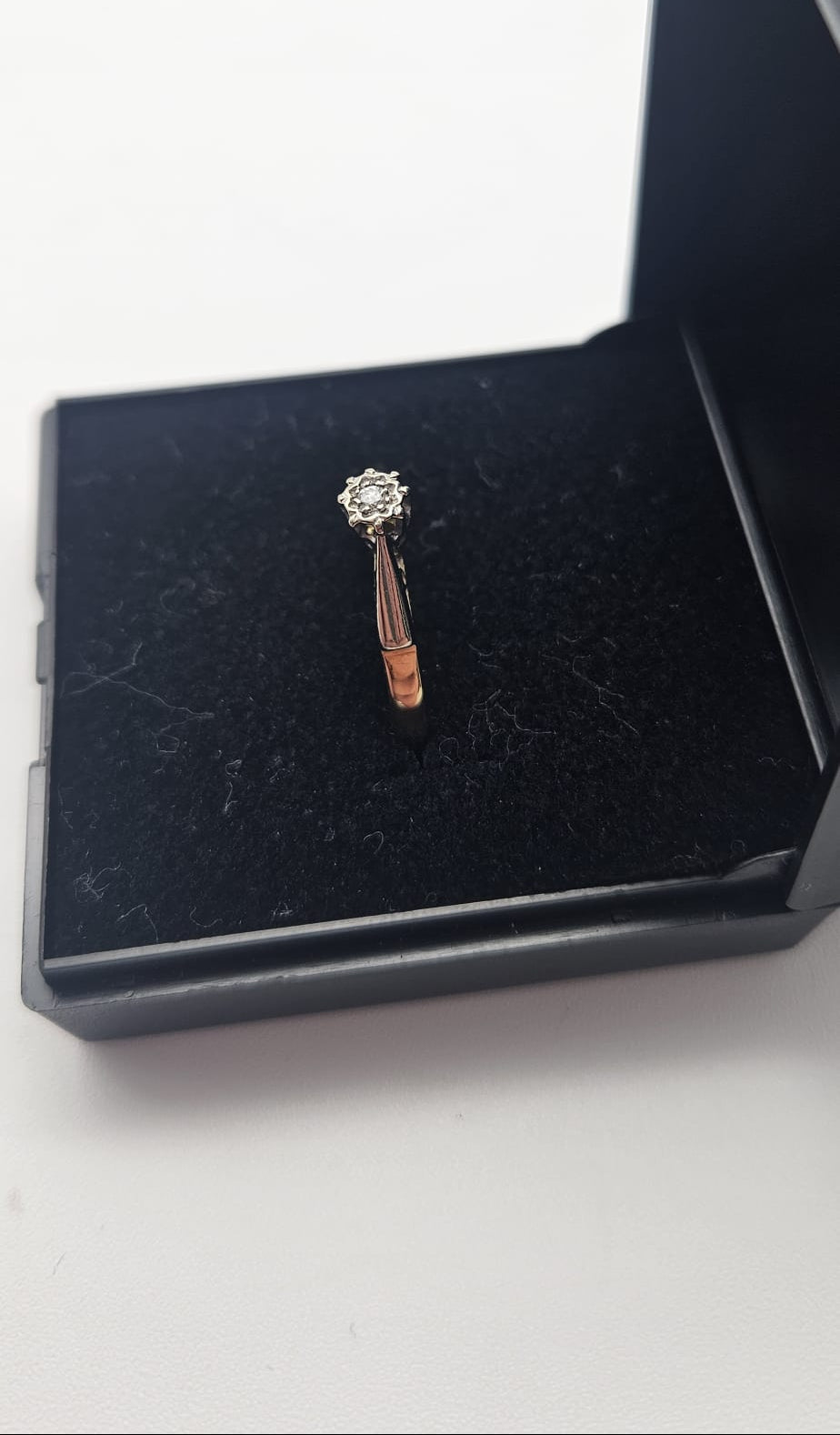 18ct Gold illusion Set Diamond Ring, Size L, 2.23g