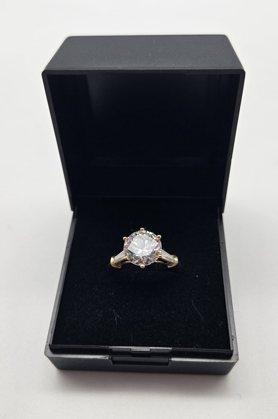 14ct Gold Cubic Zirconia Ring, Size L&½ , 4.01 Grams