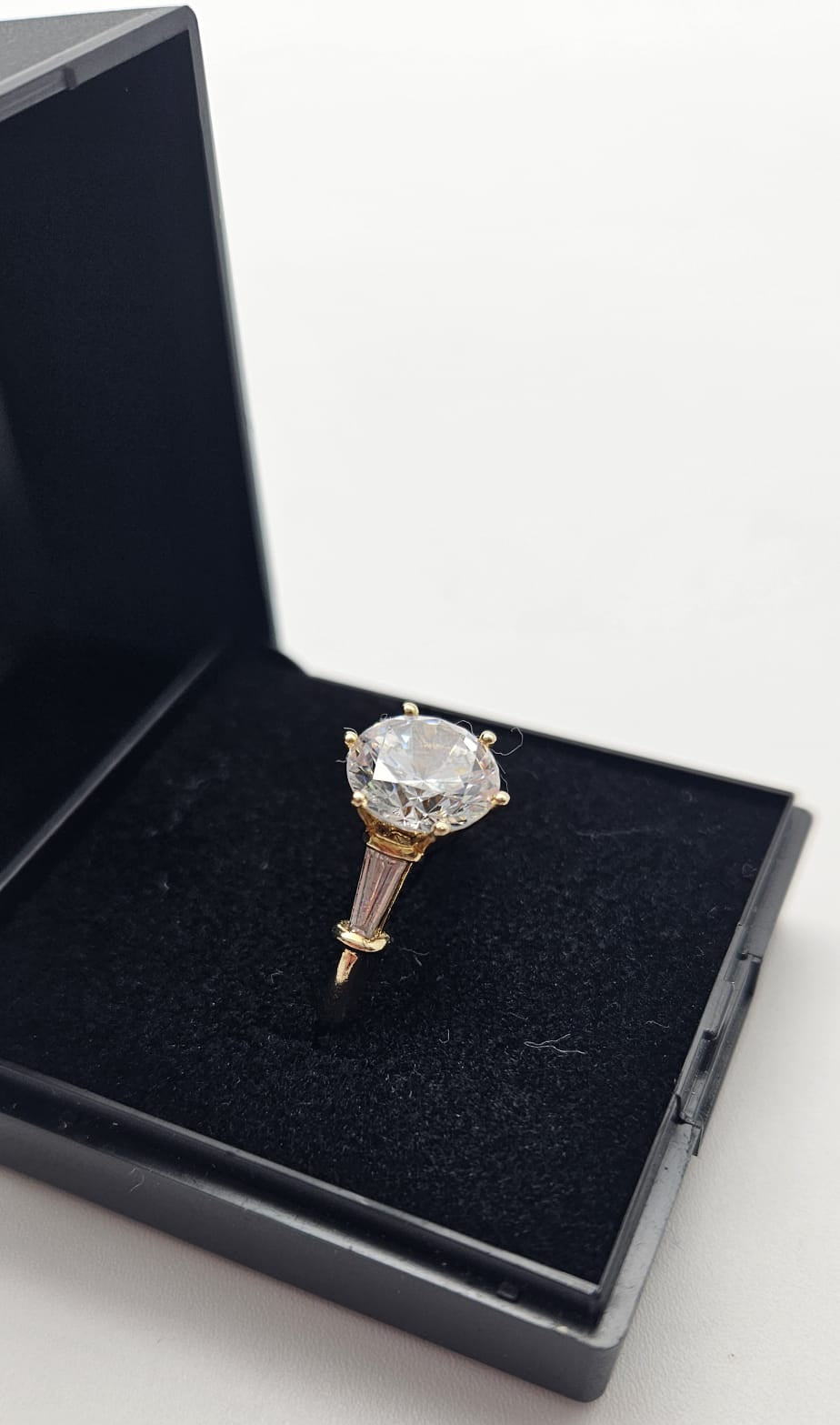 14ct Gold Cubic Zirconia Ring, Size L&½ , 4.01 Grams