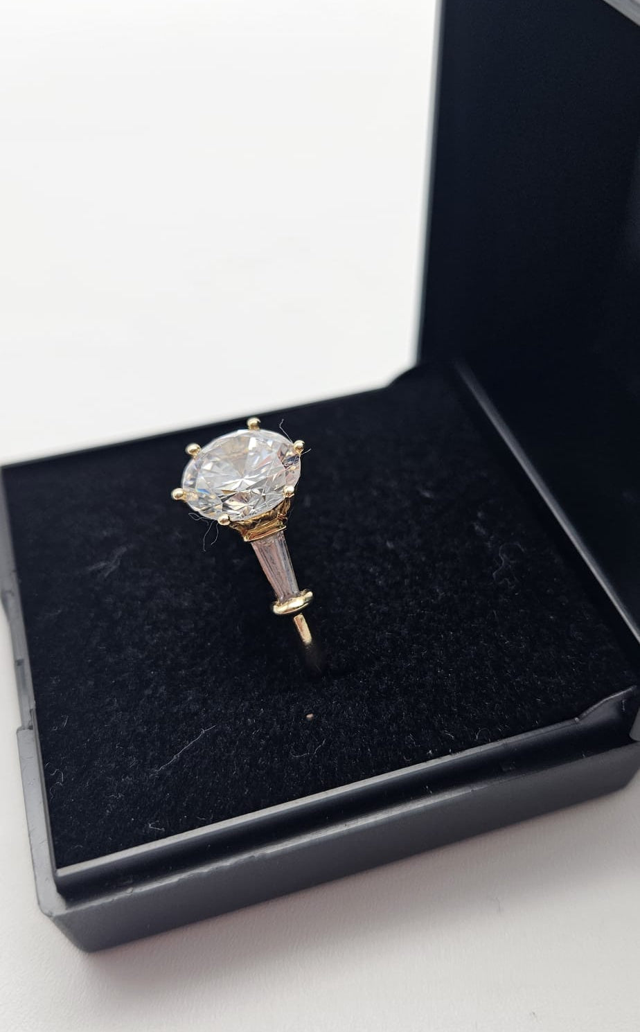 14ct Gold Cubic Zirconia Ring, Size L&½ , 4.01 Grams