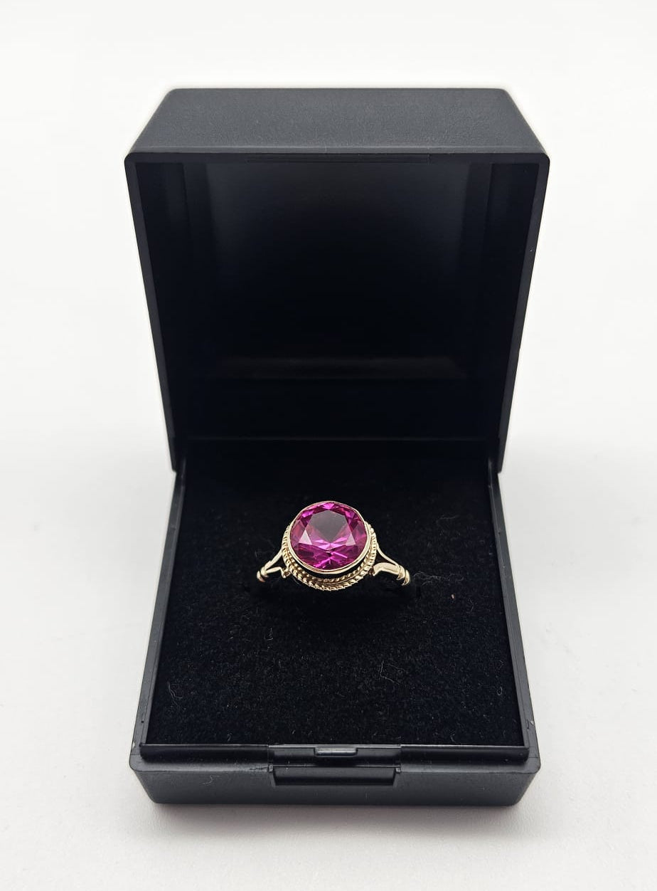 9ct Gold Ring with pink Gem, Size N, 2.96g