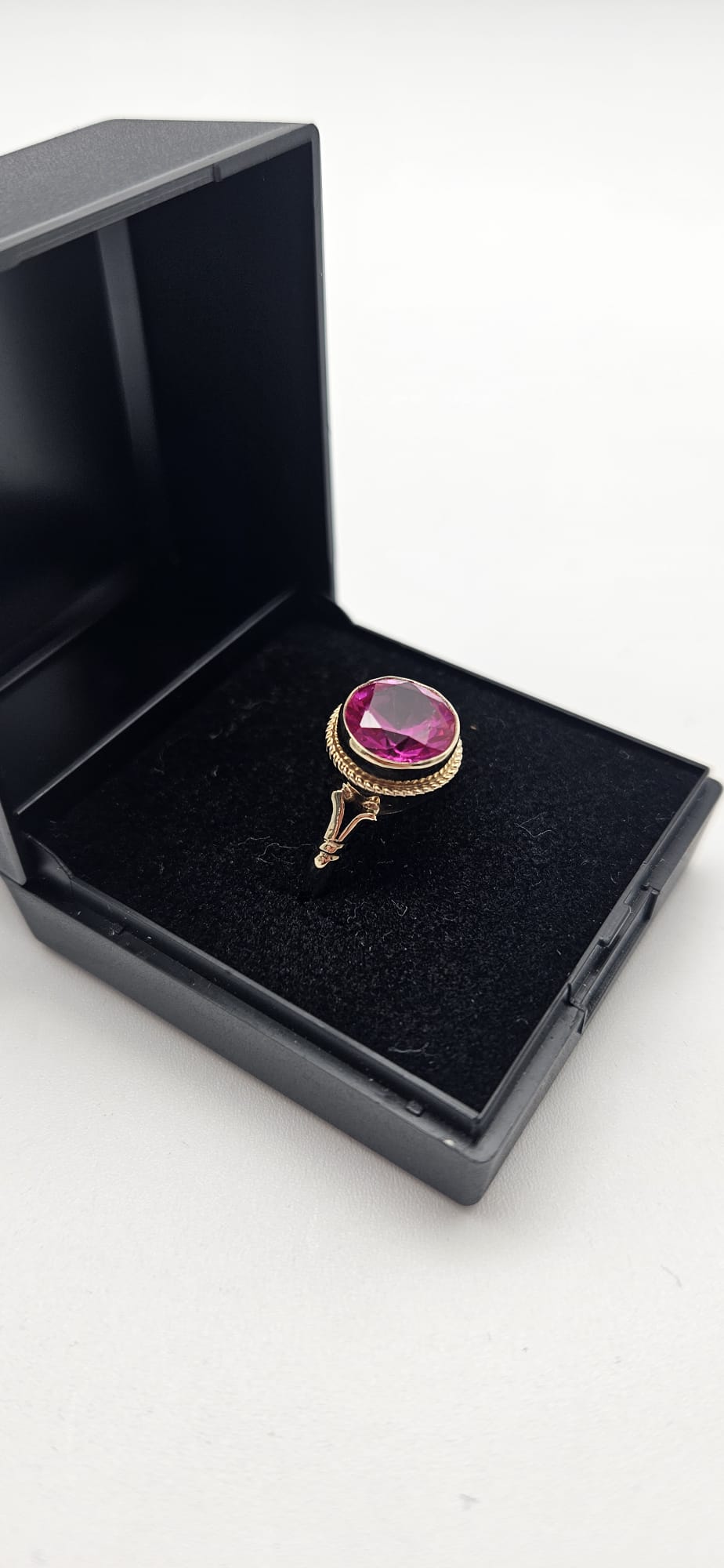 9ct Gold Ring with pink Gem, Size N, 2.96g