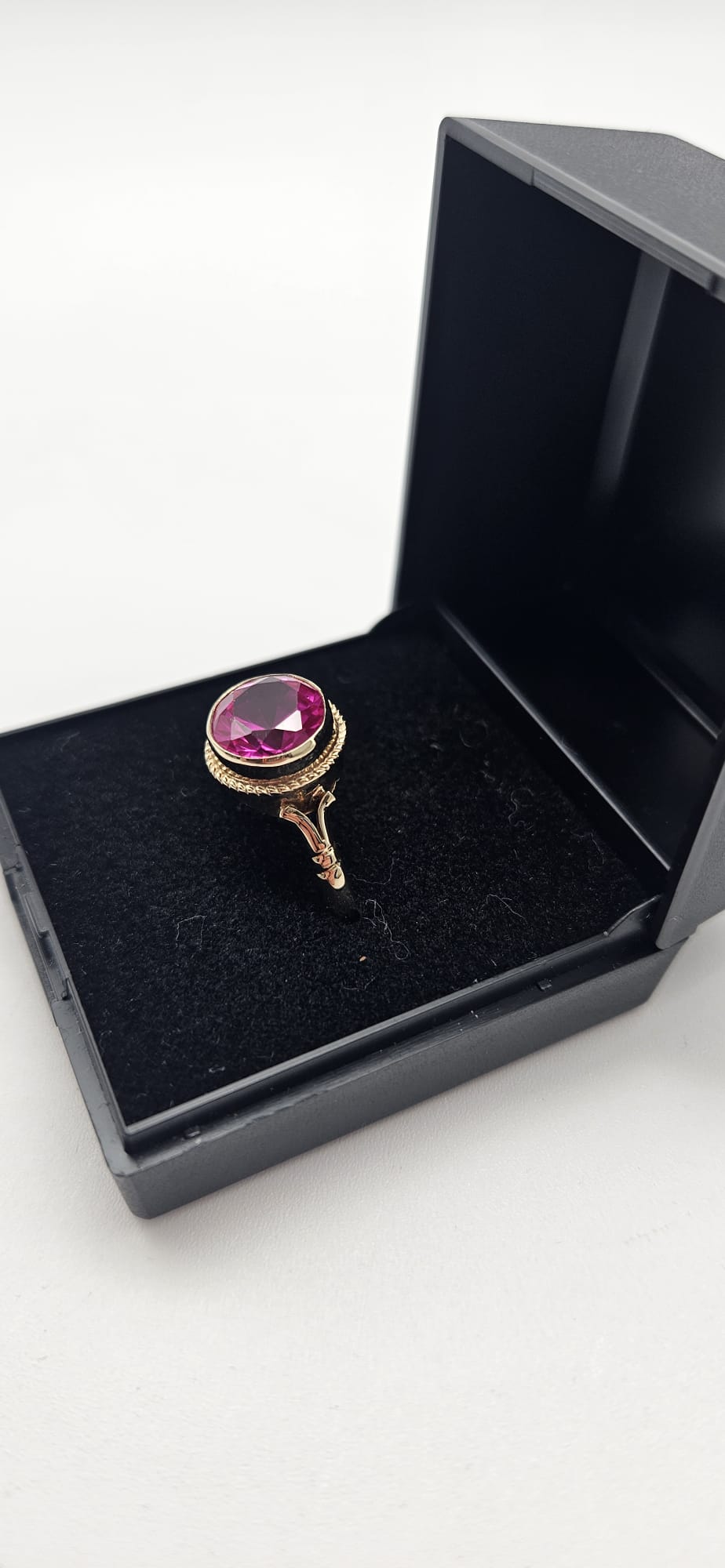 9ct Gold Ring with pink Gem, Size N, 2.96g