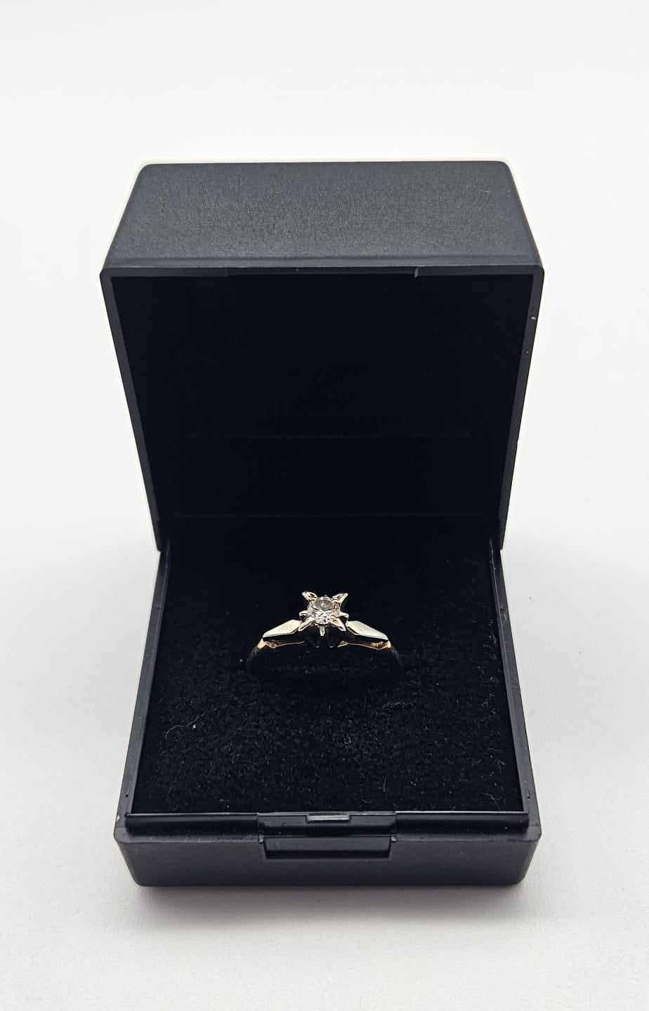 18ct Gold Diamond Ring, Size J&½ , 2.25g