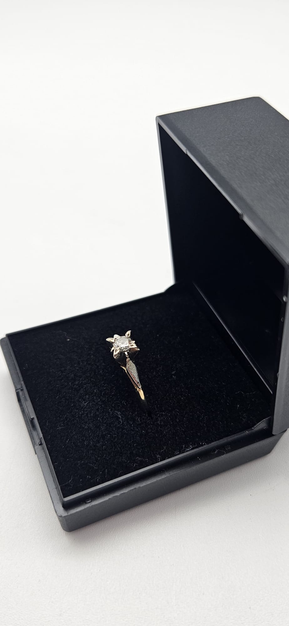 18ct Gold Diamond Ring, Size J&½ , 2.25g