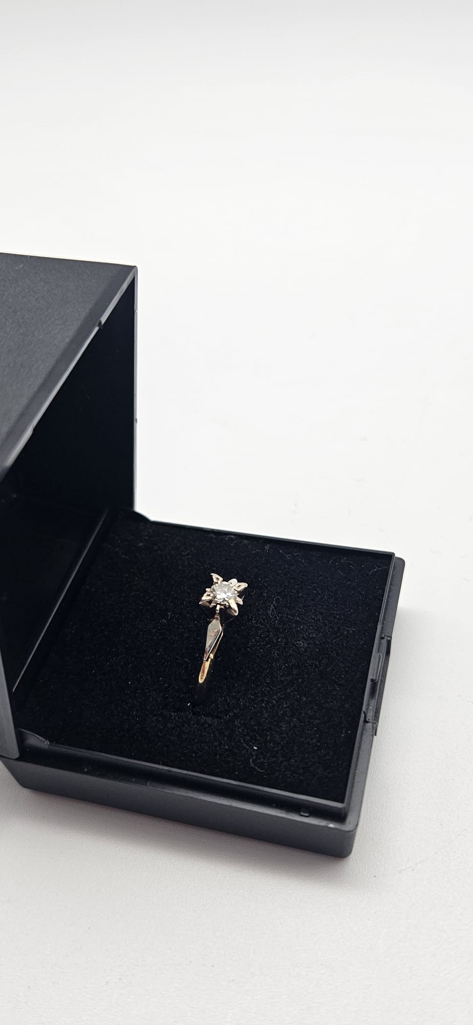 18ct Gold Diamond Ring, Size J&½ , 2.25g