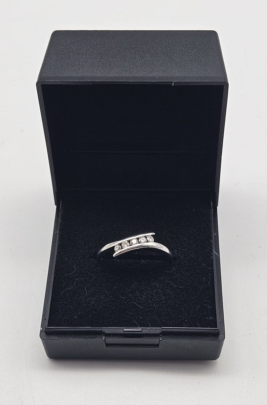 9ct White Gold Diamond Ring, Size M, 1.57g