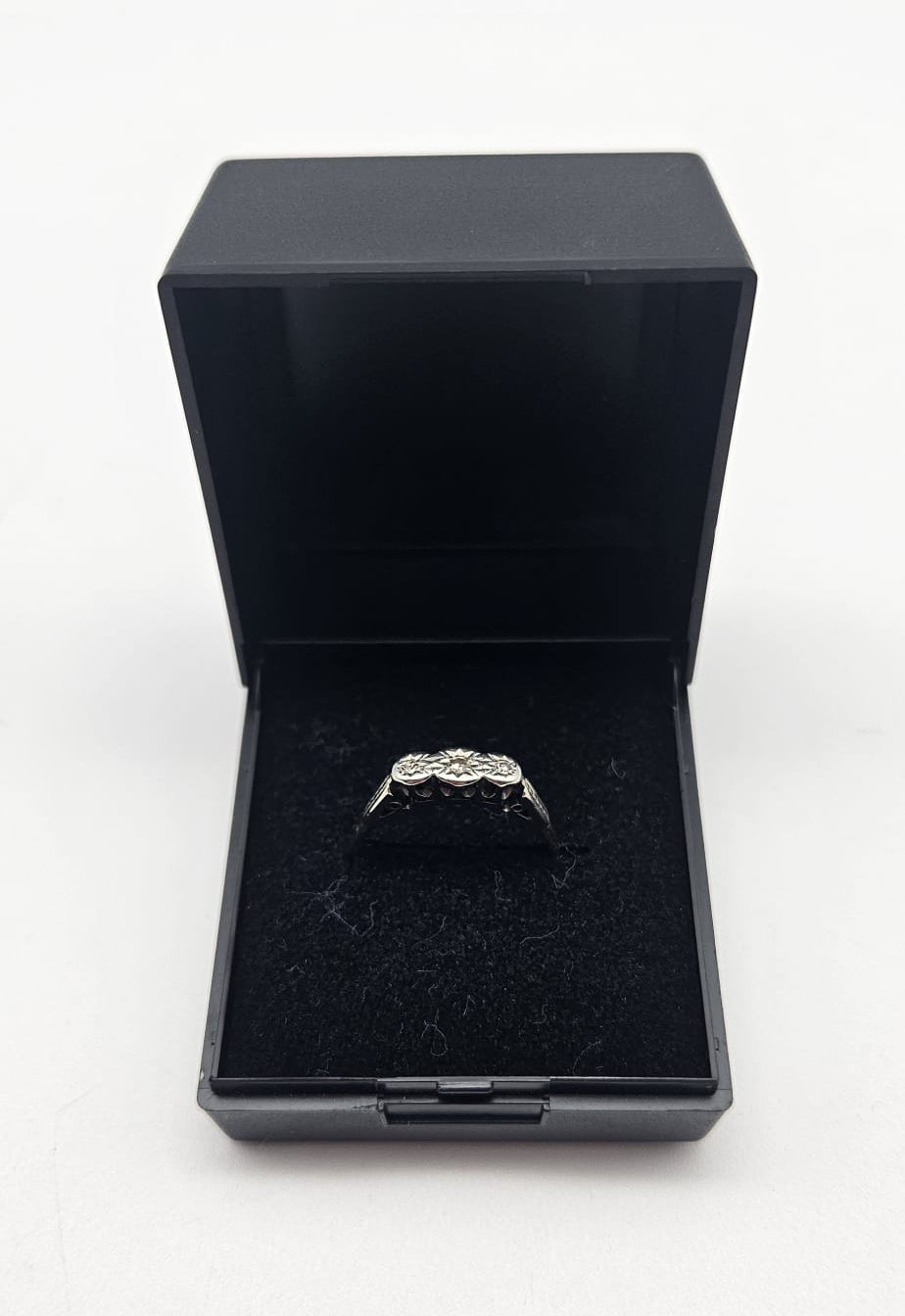 18ct Gold Diamond Ring, Size N, 2.14g