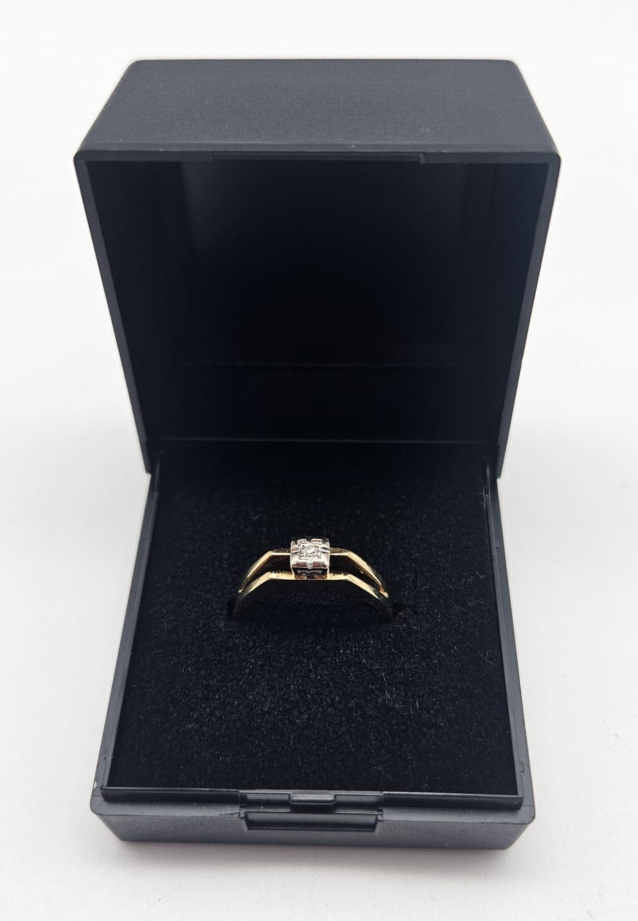 18ct Gold Diamond Ring, Size J, 3.52g