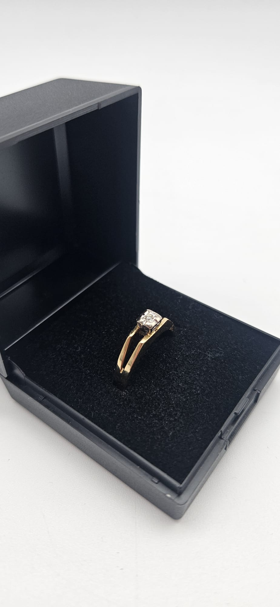 18ct Gold Diamond Ring, Size J, 3.52g