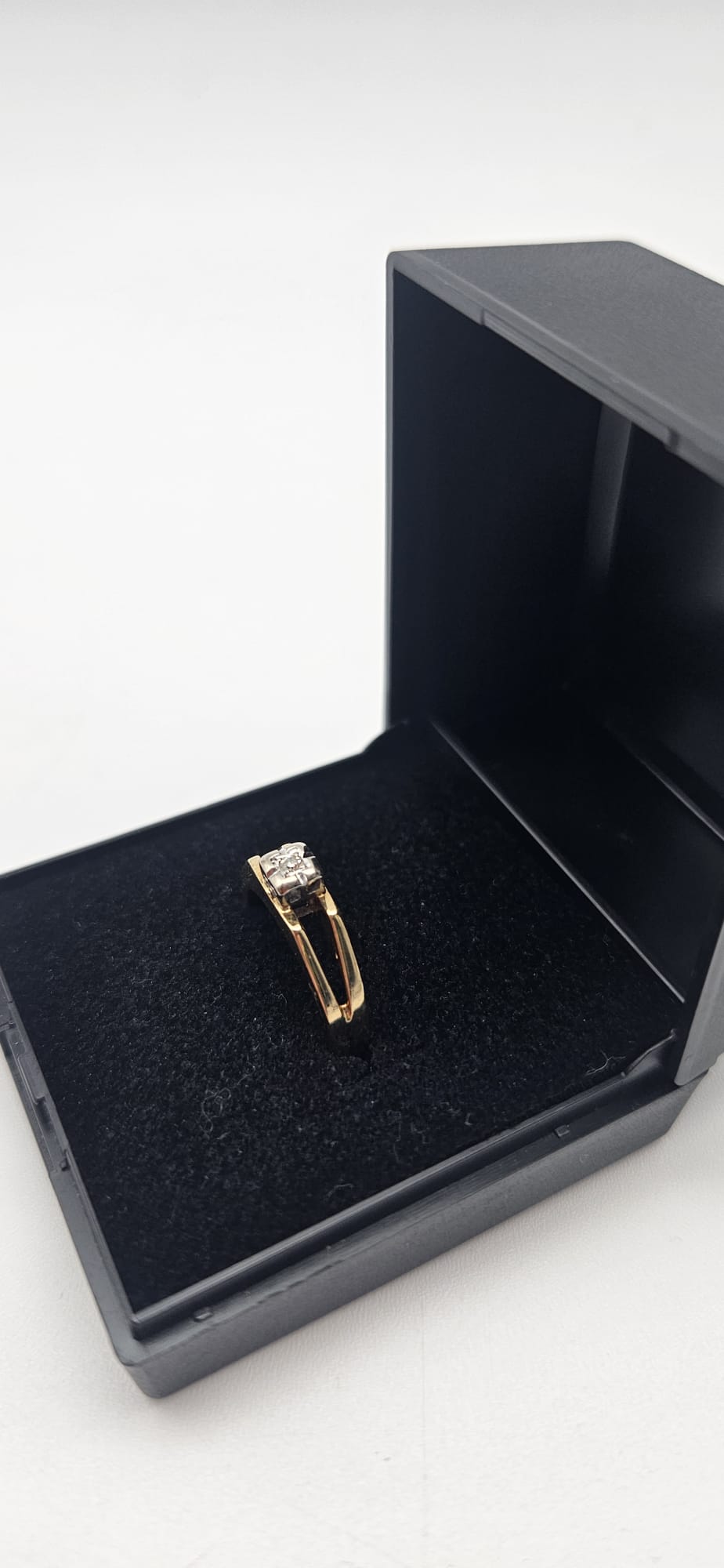 18ct Gold Diamond Ring, Size J, 3.52g