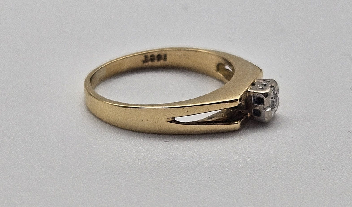 18ct Gold Diamond Ring, Size J, 3.52g