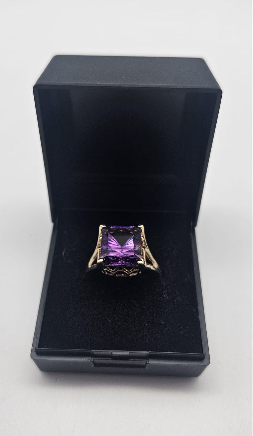 9ct Gold Purple stone Ring , Size N, 3.8g