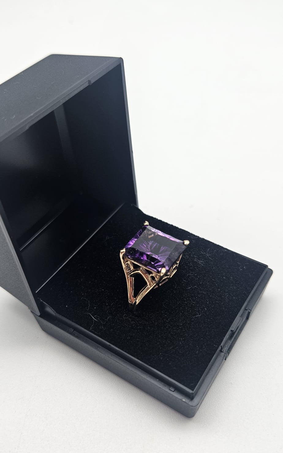 9ct Gold Purple stone Ring , Size N, 3.8g