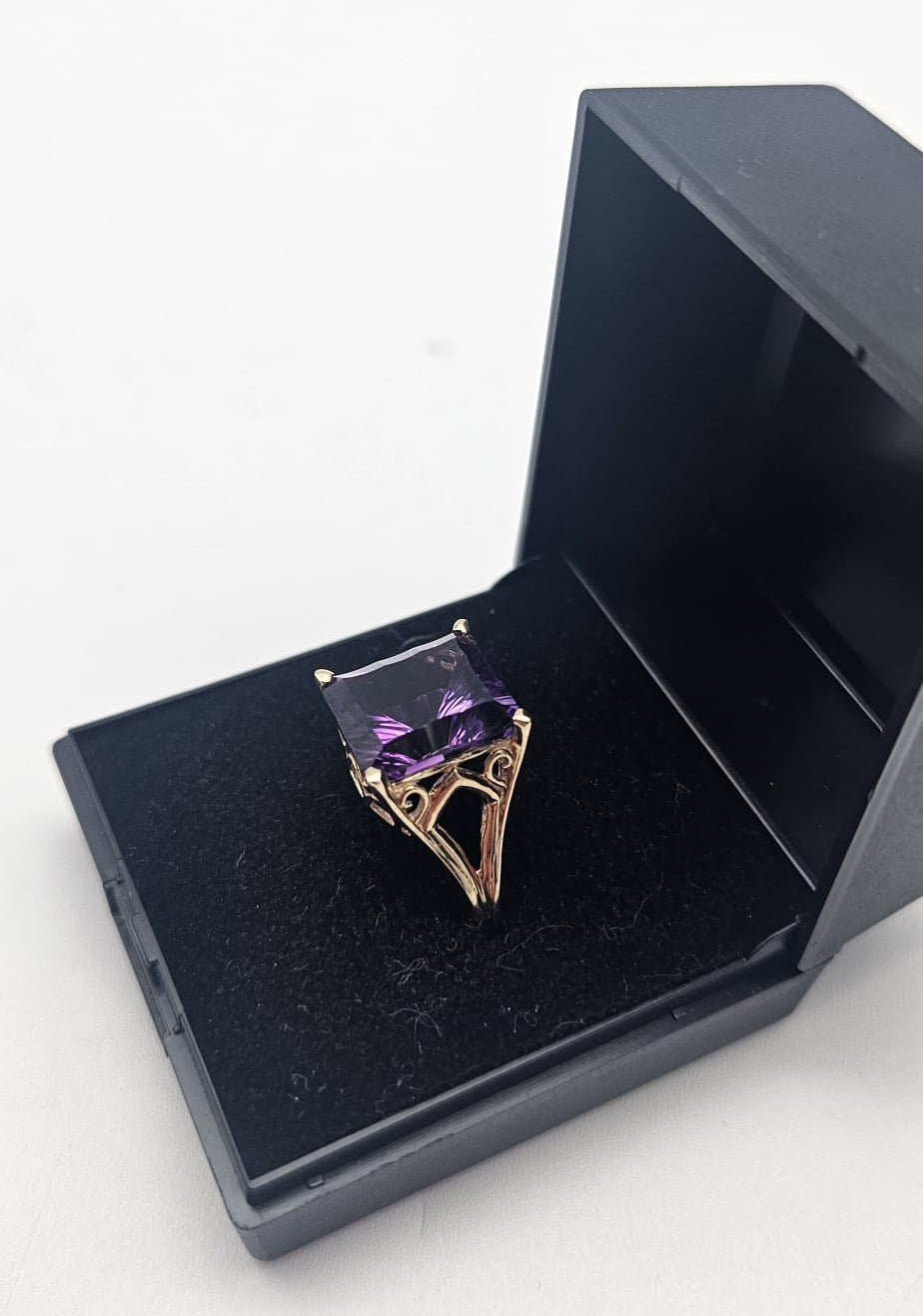9ct Gold Purple stone Ring , Size N, 3.8g