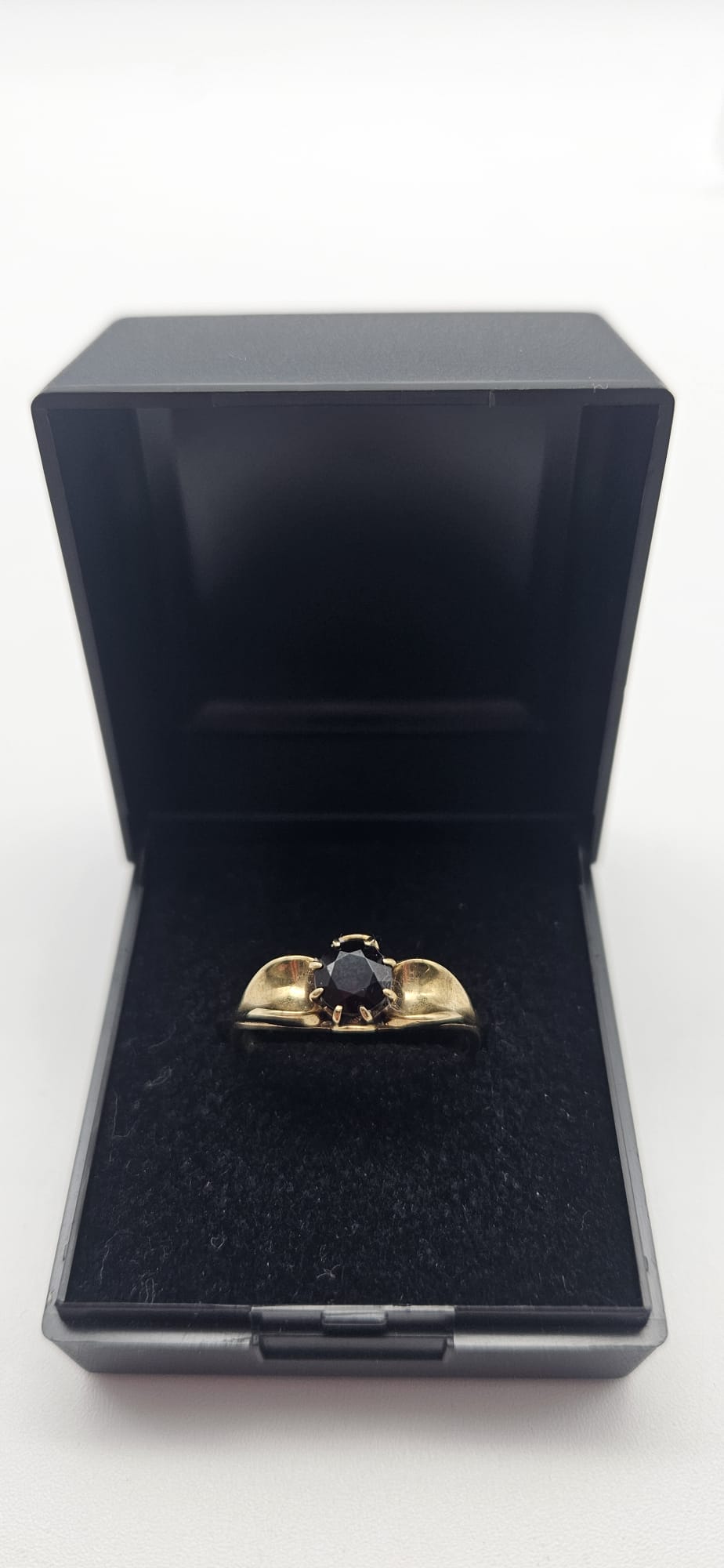 9ct Garnet Stone Gold Ring , Size P, 2g