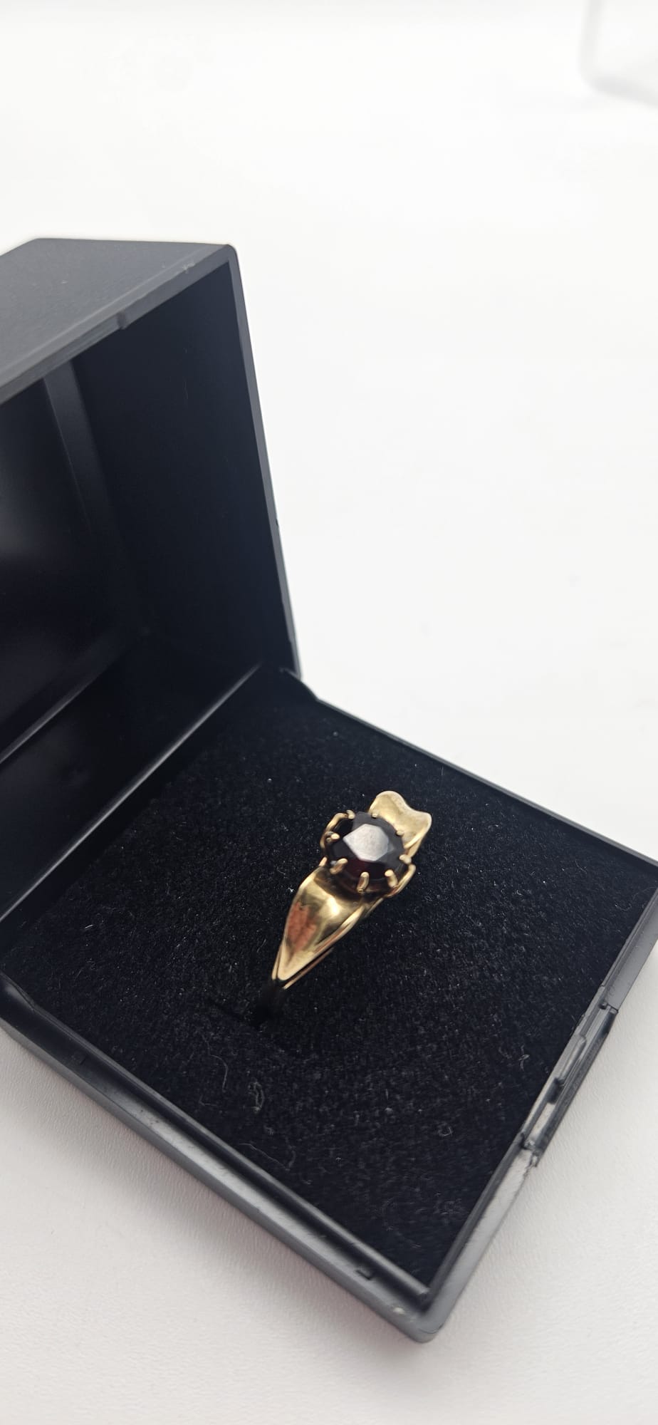 9ct Garnet Stone Gold Ring , Size P, 2g