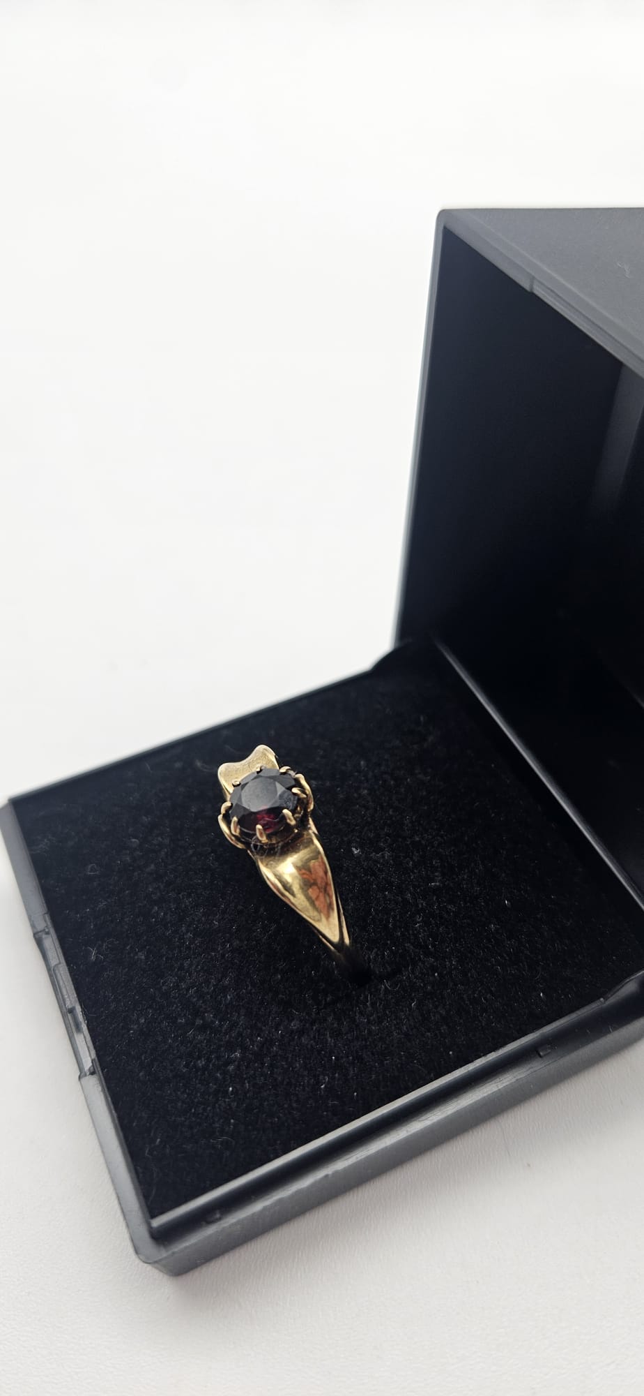 9ct Garnet Stone Gold Ring , Size P, 2g