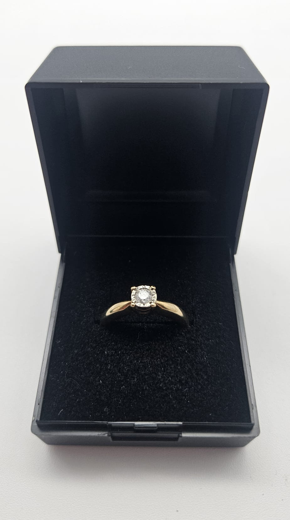 9ct illusion set Diamond Ring , Size K, 2.27g
